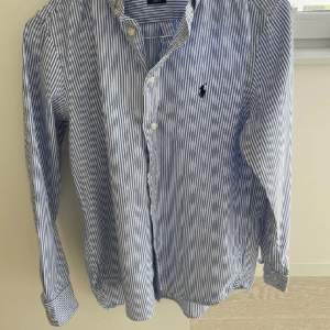 Köpte nyss denna feta raffe skjortan för 200 kr av en grabb, säljer för 600. Strlk 164 finns även att se på sista bilden.
