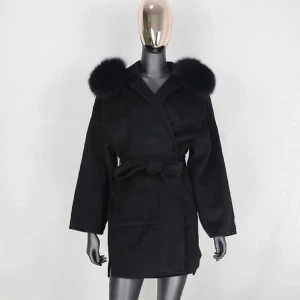 KAPPA MED ÄKTA PÄLS - Superfin kappa med äkta päls. Den är regelbar, så den passar storlekar från XS-M. Jättefin kappa att ha till hösten/vår/vinter🤍 Säljes för 950kr original priset är (2300kr)