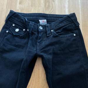 Säljer mina fina speciella swarovski true religion jeans!💕
