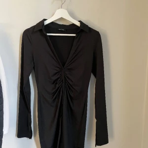 Klänning från Nelly med slits i armen  - Kommer inte till användning längre, storlek S