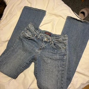 lågmidjade jeans  - säljer mina fina lågmidjade bootcut jeans då de ej kommer till användning 💞💞 jättefint skick 💞 midjemått ≈ 70cm  innerbenslängd = 81 cm 