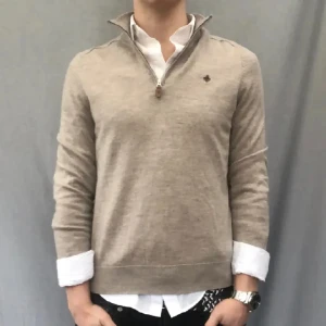 Morris half zip up  - (Lånade bilder) säljer vidare denna så snygga Morris half zip up då den tyvärr var för liten. Herrmodell o i jättebra skick!👌Kontakta mig vid fler frågor<3