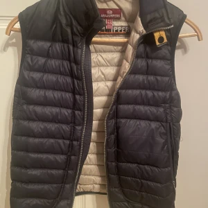 Parajumperväst -  Jag säljer en Parajumper väst i storlek y-s  västen är köpt för 3000 men mitt pris är 1199 skicket är väldigt bra pris kan diskuteras vid snabb affär 