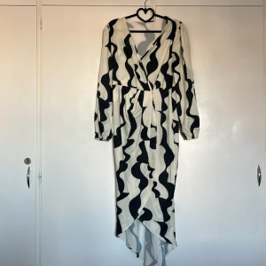 Långklänning - Klänning i mönster. Storlek S