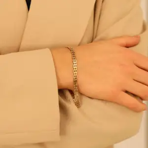 Mursten armband i 14 karat Guld, som väger 9.3 g. Armbandet  är 19.5 cm inkl. lås och är 4.9 mm brett.
