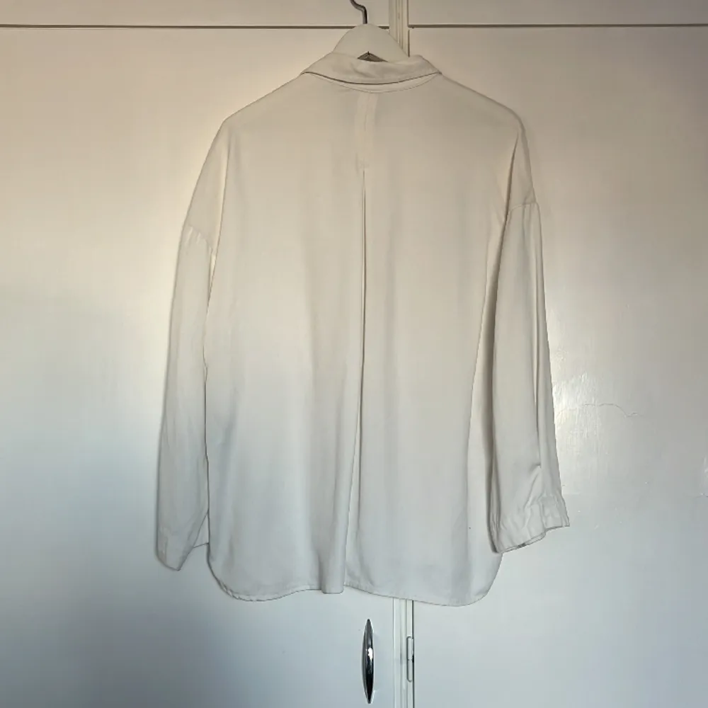 Vit oversized skjorta/jacka från Zara för 500 kr.. Skjortor.