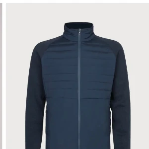 Helt ny jacka från dressman  - En helt ny ”Duke Raglan ytterjacka” i strl M. Köpte som present till min kille, men storleken blev fel. Skit snygg och skön, perfekt vårjacka.   Orginal pris: 1199  Mitt  pris: 400