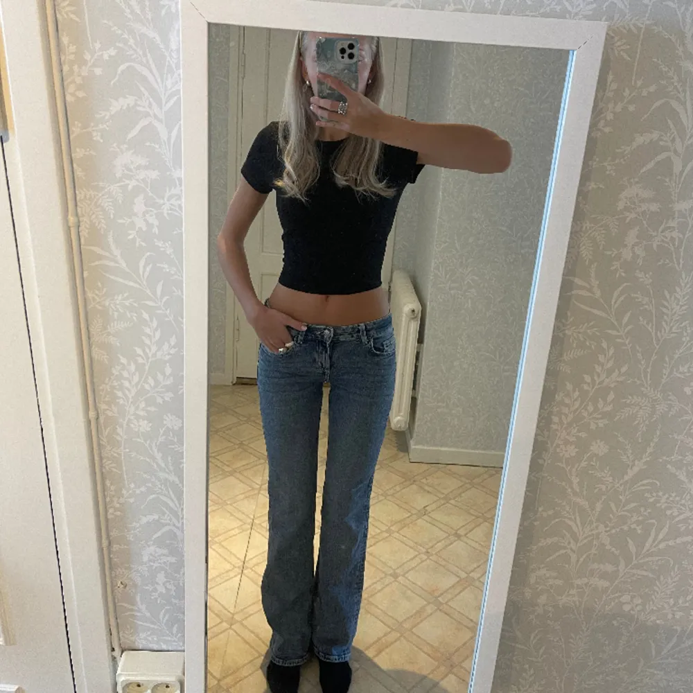 Lågmidjade jeans från HM i nyskick!💙 Helt slutsålda!. Jeans & Byxor.