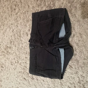 Shorts från American Eagle - Shorts från American Eagle. Köp för 40kr eller köp 5 par shorts från mig för 150kr.