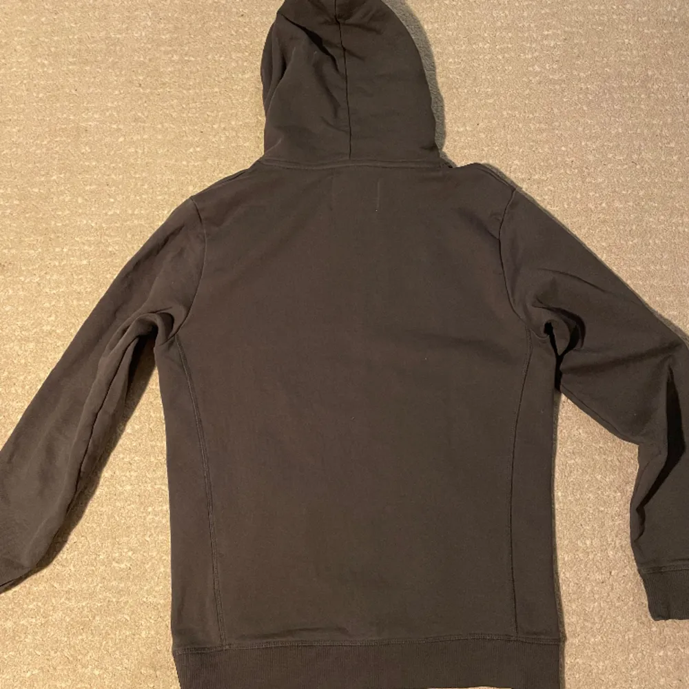 En mörk grå les deux hoodie i storlek S. Använd kanske tre gånger. Säljer den för 300🙌🏼. Hoodies.