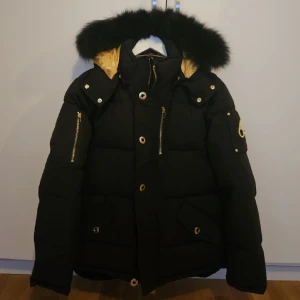 Moose knuckles Vinterjacka - Säljer nu en svart Moose Knuckles 3Q Neoshear Fur jacka. Jackan är fylld med dun och fjädrar, den har en tungviktskonstruktion komplett med luva i päls. Den är därmed pefekt till vintern då den är super varm och skön.  Kontakta vid funderingar!😄 