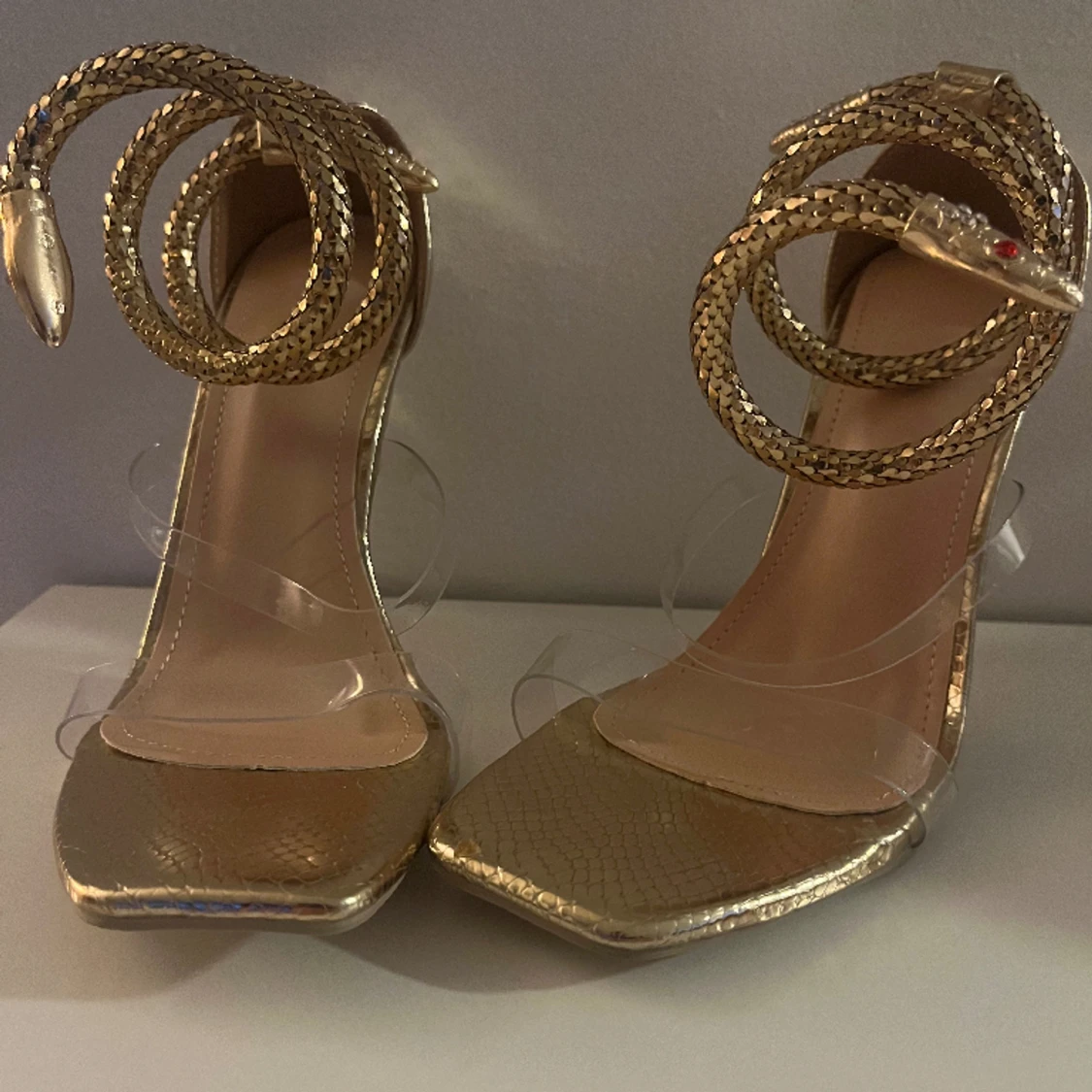 Guldiga klackskor med guld detalj 