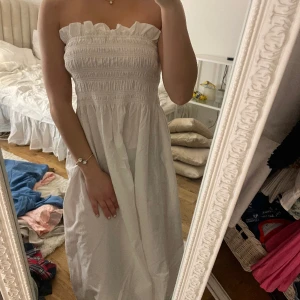 Fin lång vit klänning  - Fin lång vit klänning. Jag är 159cm och den är lite lång till mig.  Köparen står för frakten 💕🙏🏽