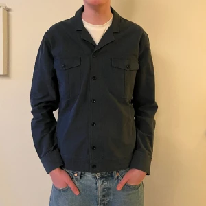 Tiger of Sweden overshirt - Säljer denna feta overshirt från Tiger of Sweden. Plagget är i bra skick och i storlek M. Perfekt till våren!