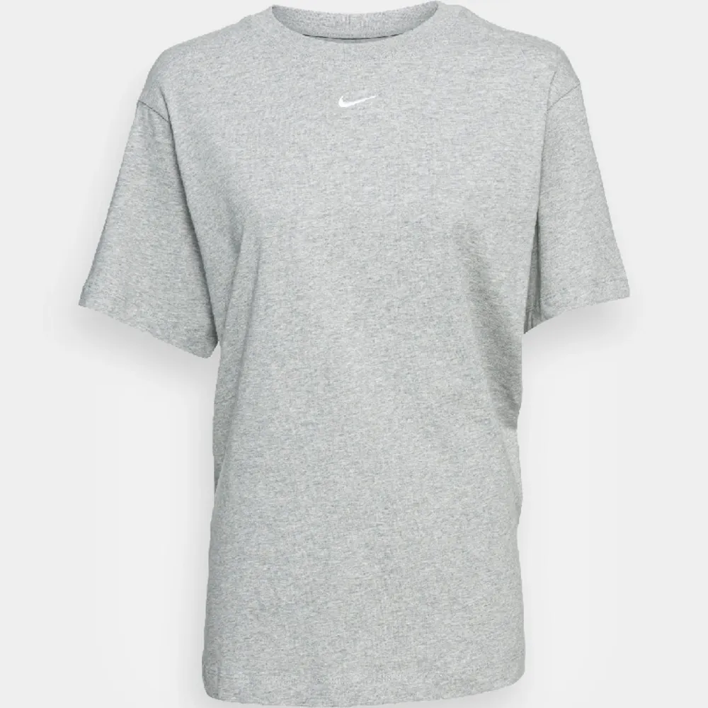 Säljer min t shirt från Nike. Den är oversized och i storlek S. Funkar även för M om den ska sitta lite tajtare🩶Köpt för 499kr på Zalando och säljer för 199kr!!. T-shirts.