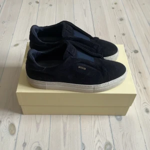 Arigato laceless  - Ett par arigato laceless i bra skick. Använda och lite små smutsiga på sulan men annars väldigt bra skick. Påse och kartong finns med. Om ni är intresserade är det bara att höra av er!