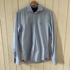 Morris skjorta - Morris skjorta i mycket bra skicka, vid fler frågor eller funderingar kom PM, storlek S. 