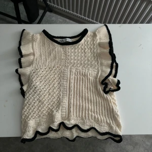 stickad topp  - Jättefin stickad topp ifrån Zara. Säljer denna då jag märkt att den inte kommer till användning. Bra skick och använt ändade 1 gång!