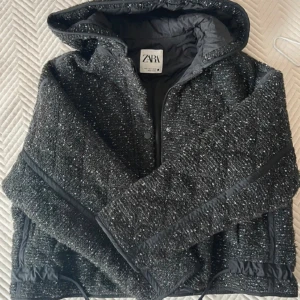 Zara jacka - Så snygg och unik jacka från zara! Den är i bra skick och finns inte att köpa längre. Den är i strl s men lite oversized. 💕