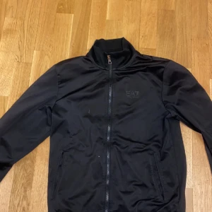 Ea7 tröja - Tjena! Säljer min armani tröja som är i fint skick, storlek xs men passar S