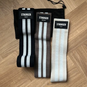 Booty band/träningsband Stronger  - Perfekta vid hemmaträning eller ta med till gymmet. Kan sättas runt benen. Älskar dom och säljer ett set då jag har två hemma.  Färdpåsen inkluderas 💪🏼😍