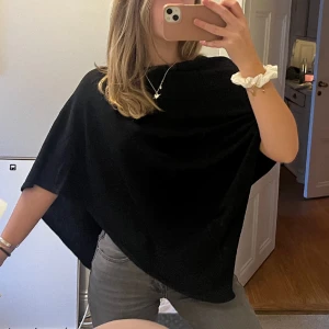 Stickad ponscho - Säljer denna stickade ponscho då den kommer för lite till användning🤍 Kan mötas upp i Stockholm, annars står köparen för frakt🤍