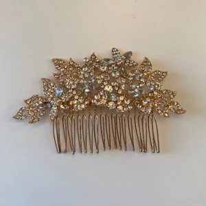 Hårsmycke  - Säljer detta superfina hårsmycke💕Köpt till balen på gymnasiet så endast använd vid det tillfället, så i väldigt bra skick. Köparen står för frakt. 