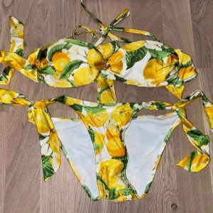 Supersöt bikini med citron mönster, stl XS - Jättesöt bikini med ett fint mönster, knytband på både över- och underdel.  Säljs ej separat. 