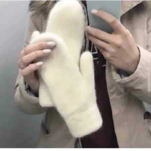 Vantar - Säljer nu dessa super fina tumvantarna💛 perfekt nu till höst och vinter🍁 håller värmen bra då dem är fodrade☃️ (oanvända)❤️‍🔥hör gärna av dig vid flera frågor eller intresse🤍🤍 (använd gärna köp nu)