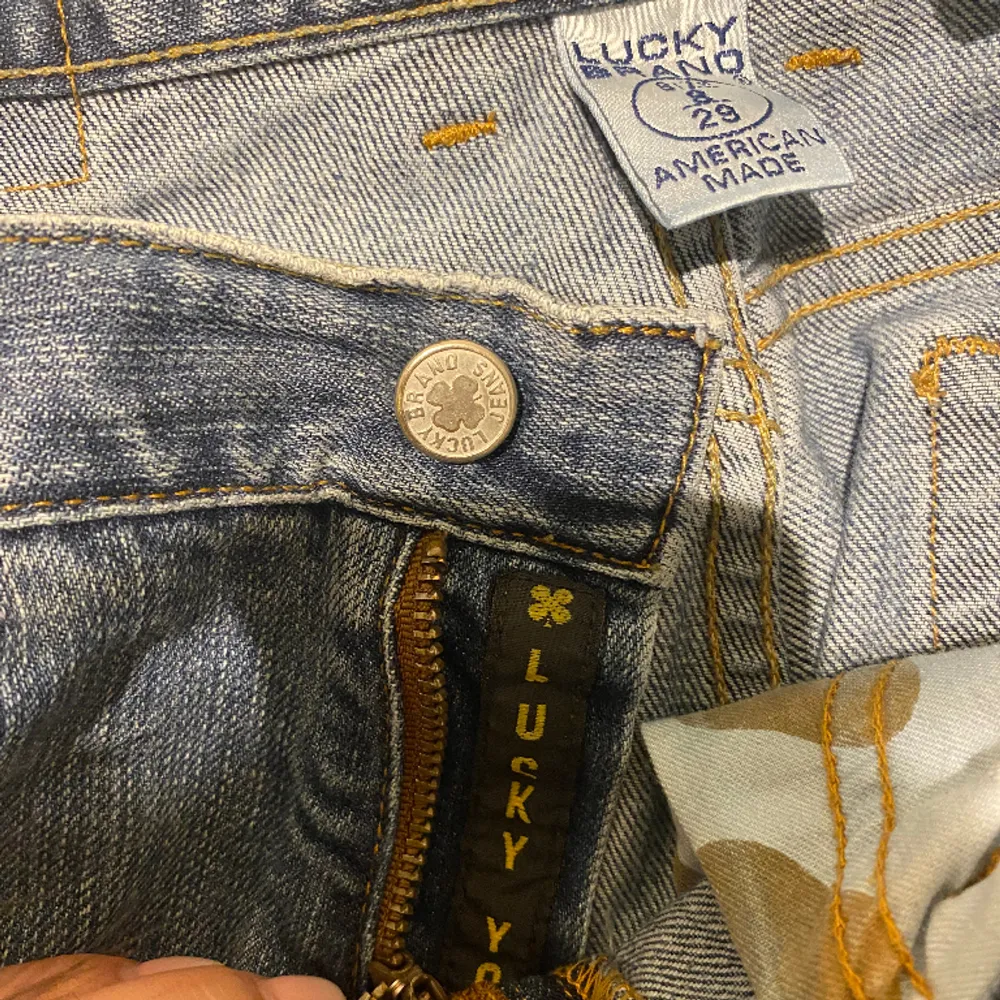 Ett par lågmidjade bootcut jeans från märket Lucky brand. Storlek 29 men passar mig som är ca 167 lång och brukar ha storlek 28/32 i levis jeans som referens. Fint skick!. Jeans & Byxor.