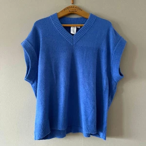 Koboltblå väst - En ursnygg väst, går att ha över en skjorta eller bara precis som den är. Stor i storleken så passar S-L beroende på önskad passform. Jag har själv XS. 