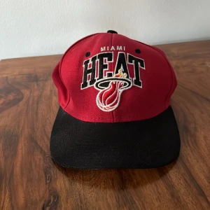 Mitchell & Ness keps - En Mitchell & Ness keps med NBA laget Miami heat. Använd men fortfarande i okej skick! 