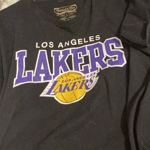 Lakers t-shirt - Mycket katthår på den eftersom den har bara legat o skräpat i garderoben då den inte varit till någon användning