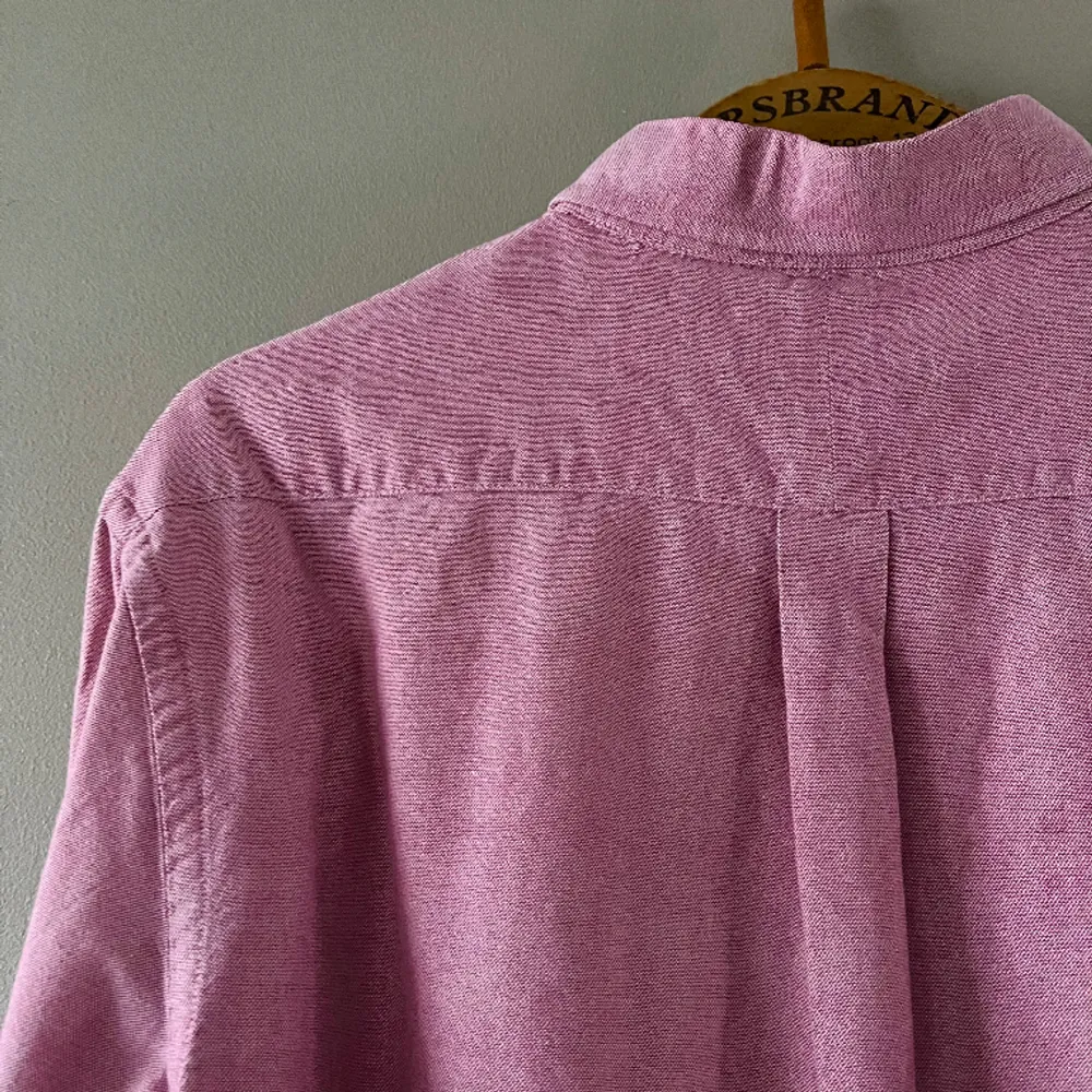 En rosa Ralph Lauren-skjorta i vävt tyg, lite lätt rosa. Den är vältillverkad och lite grövre i tyget än deras tunnare skjortor. Hjälper min sambo att sälja den 🌸. Skjortor.