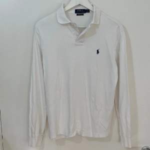 Ralph Lauren White Polo Shirt. Size S. In very good condition without defects. Retail price is around 1400 kr. Selling only from Plick 