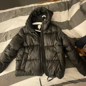 Vinterjacka  - Säljer min gamla vinterjacka från hm. Använd en vinter.