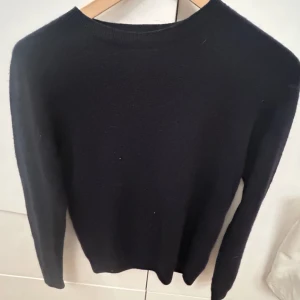 Uni qlo  - Säljer min fina stikade tröja från uni qlo. Den kommer inte till användning längre. Köpt för 800kr.❤️