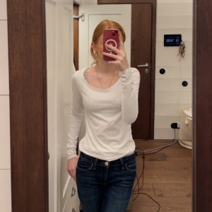 Vit långärmad tröja - Säljer min vita långärmade tröja som är perfekt för en basic outfit med ett par blåa jeans. Pris kan diskuteras💗
