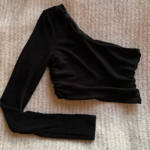 Svart one shoulder topp nakd - One shoulder topp från nakd💘 Använd 1-2 gånger så mycket bra skick! Passar xxs-xs