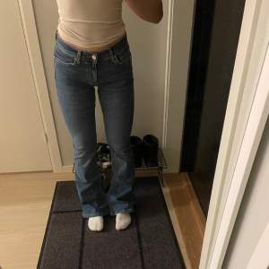 Lågmidjade bootcut jeans från Gina Tricot i storlek 34. De är lite för långa på mig, jag är 158cm. Mycket bra skick.