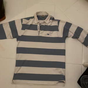 Burberry piké  - Tja säljer nu denna feta burberry pikén i storlek M. Den är i topp skick dessutom.  Svarar snabbt.Tveka inte på att fråga frågor. Mvh Oscar 😁