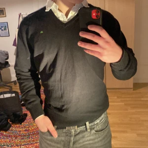 J.Lindberg V-neck - En mycket fin V-neck från J.Lindberg i mycket bra skick. Storlek M men funkar bra till S och L