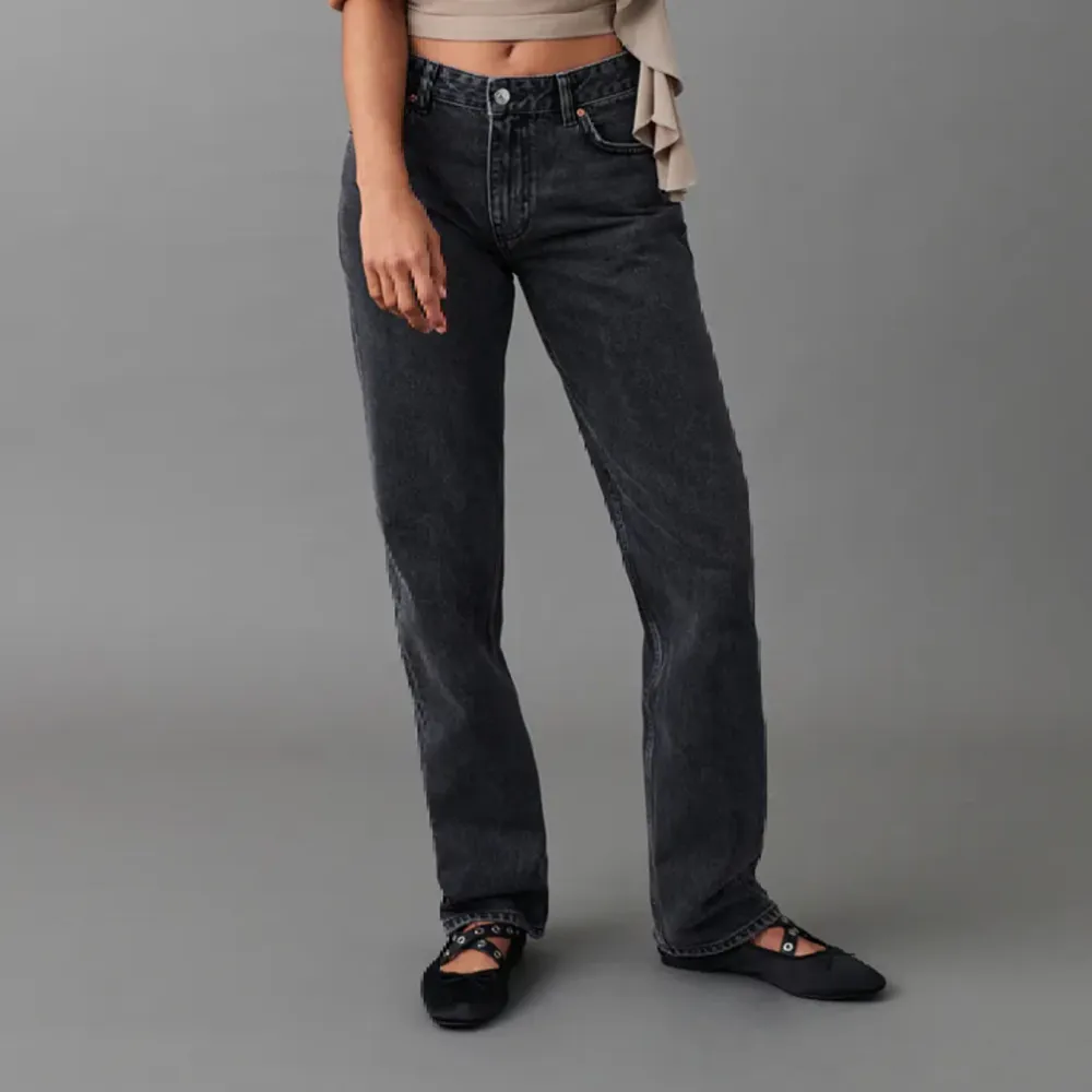 Säljer mina jeans från Gina tricot som är low straight, använd fåtal gånger ser ut som nya, inga defekter eller något, har fler bilder så de är bara att fråga🩷 (priset kan diskuteras). Jeans & Byxor.