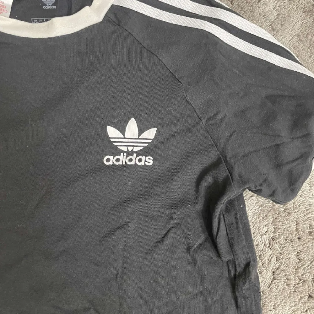 Snygg adidas t-shirt med bra kvalite. Passar till det mesta.. T-shirts.