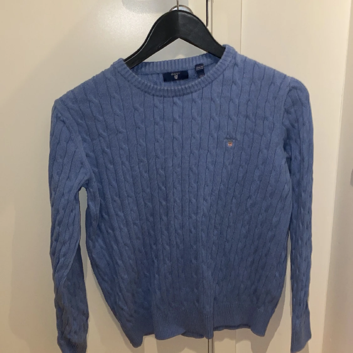 GANT LJUSBLÅ SWEATSHIRT STICKAD