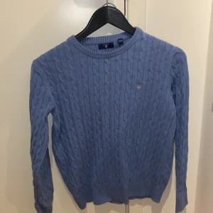 GANT LJUSBLÅ SWEATSHIRT STICKAD  - Säljer denna snygga GANT tröjan .  Storleken  är 158/164cm  Hör gärna av dig om frågor ! 