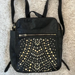 DNKY ryggsäck - En snygg ryggsäck från DNKY, säljer pga felköp. 10/10 skick Finns att hämta i Bromma men kan också mötas upp i centrala Stockholm