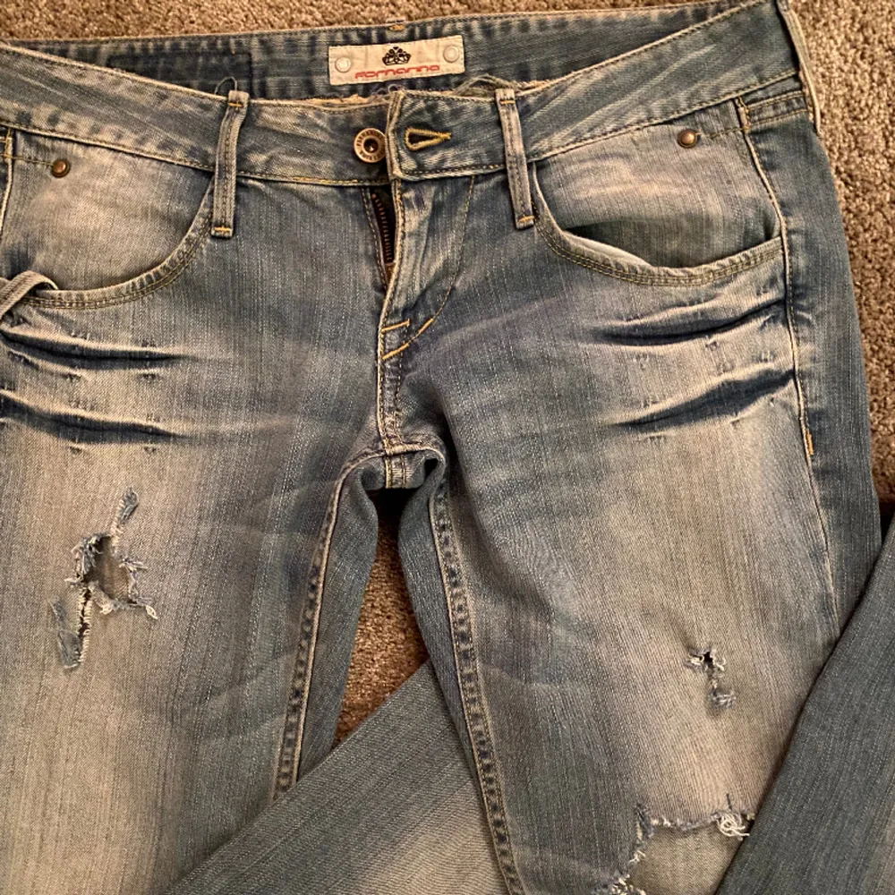coola jeans med hål de är straight men inte skinny💘. Jeans & Byxor.