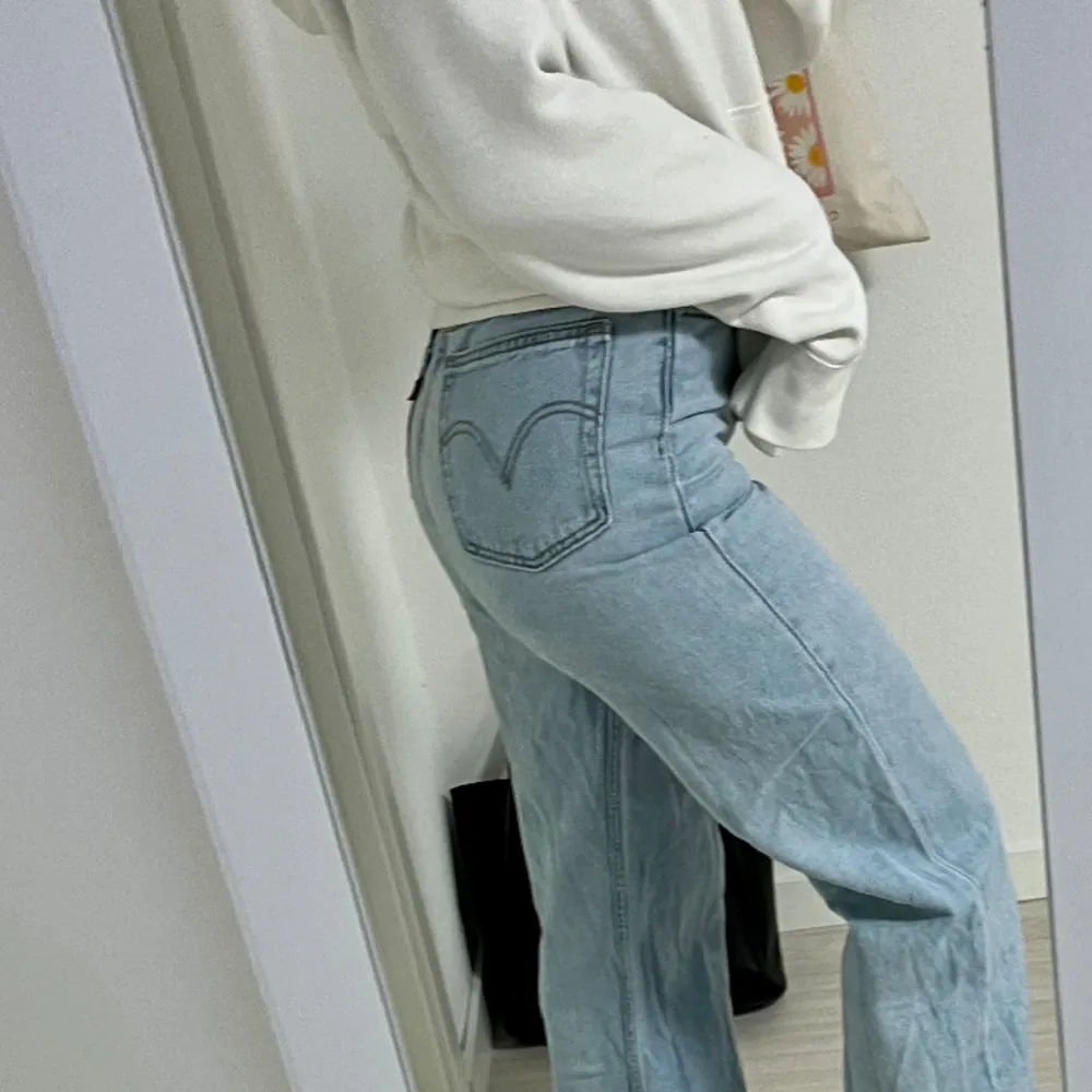 Säljer dessa jeansen från levis🩷 bra skick. Köparen står för frakten. Jeans & Byxor.