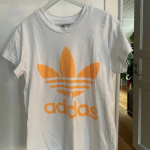Adidas t-shirt - Knappt använd, har en liten fläck på kragen. 